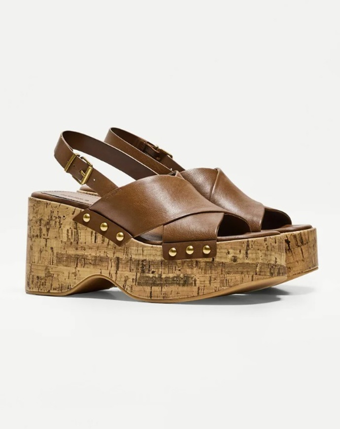 Elegantní dřeváky na platformě, Bershka, 999 Kč
