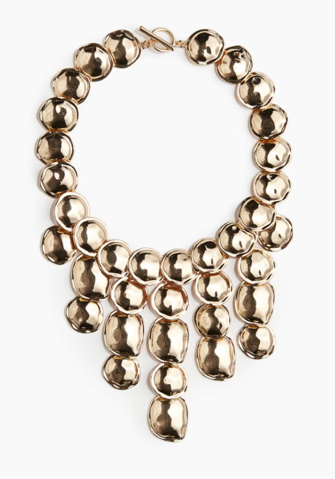 Krátký náhrdelník s kovovými plíšky, H&M, 959 Kč
