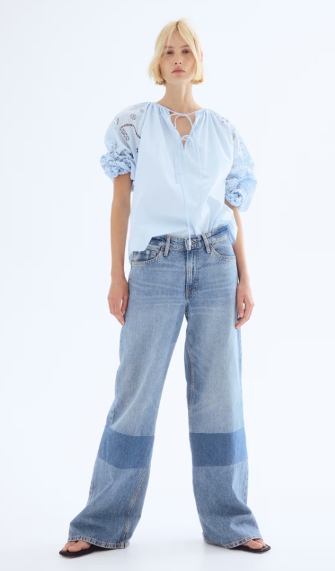 Popelínová halenka s madeirou, H&M, 959 Kč
