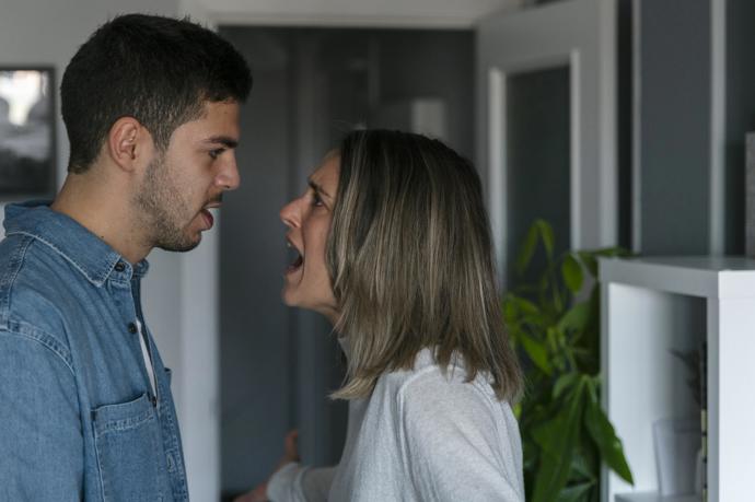 Paní Renáta už neví, jak svému manželovi říct, že se ji nelíbí, jak s ní jedná. Takhle to dál nemůže jít. Oba stárnou, je přirozené, že nezvládají všechny věci tak, jako ve dvaceti.
