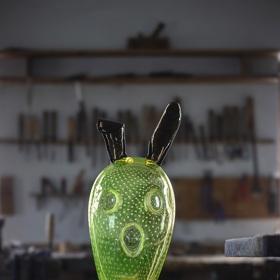 Český designér Maxim Velčovský, známý svými ikonickými porcelánovými a skleněnými objekty, představuje v rámci milánského týdne designu svou nejnovější výstavu „Triumf trofejí“. Tato expozice nabízí jedinečný pohled na trofej jako symbol vítězství, moci a křehkosti úspěchu. 
