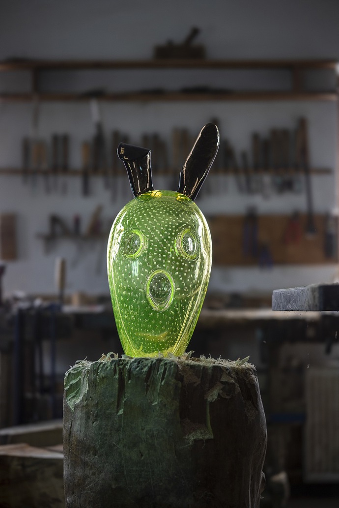 Český designér Maxim Velčovský, známý svými ikonickými porcelánovými a skleněnými objekty, představuje v rámci milánského týdne designu svou nejnovější výstavu „Triumf trofejí“. Tato expozice nabízí jedinečný pohled na trofej jako symbol vítězství, moci a křehkosti úspěchu. 

