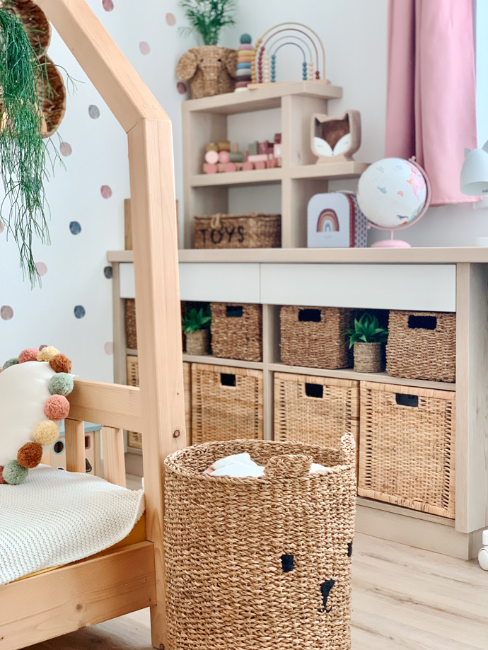 Dům se nese v duchu skandinávské estetiky doplněný boho stylem a především vkusem majitelky. Výrazným prvkem je dřevo v mnoha různých dekorech v kombinaci s bílou, béžovou a světlými tóny. K tomu pár kousků v černé barvě, které interiér krásně zvýrazní. Dekorace jsou kombinací dřeva, skla a kovu. Z materiálů převládají ty přírodní, například bavlna nebo len. 

 
