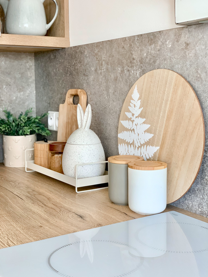 Dům se nese v duchu skandinávské estetiky doplněný boho stylem a především vkusem majitelky. Výrazným prvkem je dřevo v mnoha různých dekorech v kombinaci s bílou, béžovou a světlými tóny. K tomu pár kousků v černé barvě, které interiér krásně zvýrazní. Dekorace jsou kombinací dřeva, skla a kovu. Z materiálů převládají ty přírodní, například bavlna nebo len. 

 

