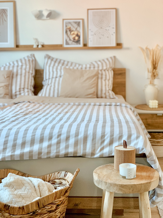 Dům se nese v duchu skandinávské estetiky doplněný boho stylem a především vkusem majitelky. Výrazným prvkem je dřevo v mnoha různých dekorech v kombinaci s bílou, béžovou a světlými tóny. K tomu pár kousků v černé barvě, které interiér krásně zvýrazní. Dekorace jsou kombinací dřeva, skla a kovu. Z materiálů převládají ty přírodní, například bavlna nebo len. 

 
