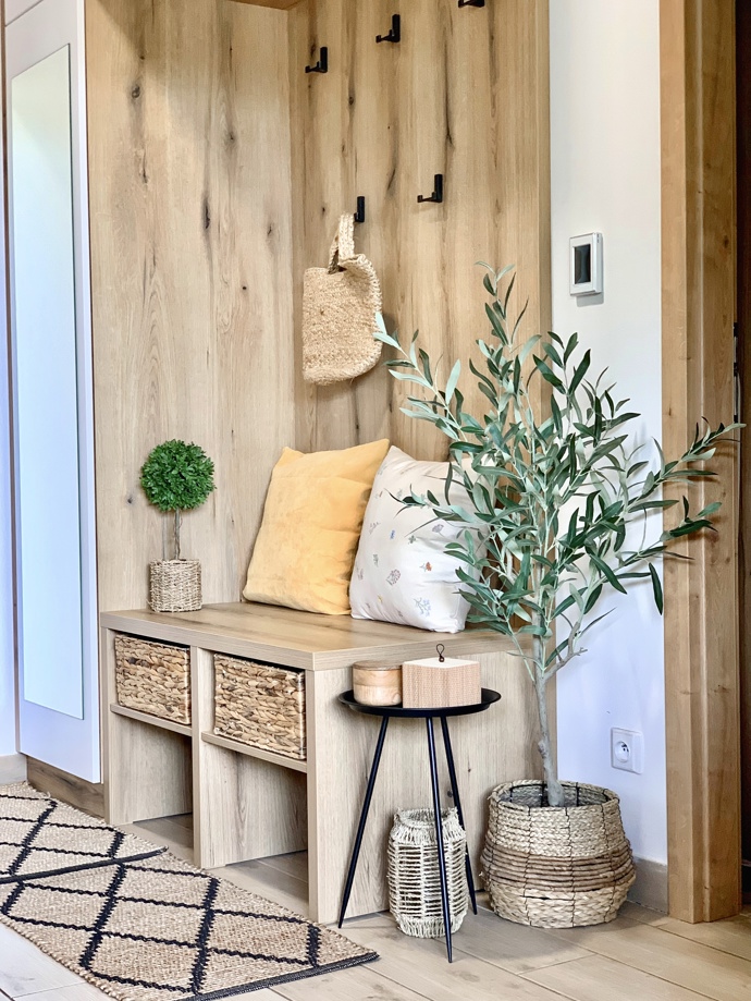 Dům se nese v duchu skandinávské estetiky doplněný boho stylem a především vkusem majitelky. Výrazným prvkem je dřevo v mnoha různých dekorech v kombinaci s bílou, béžovou a světlými tóny. K tomu pár kousků v černé barvě, které interiér krásně zvýrazní. Dekorace jsou kombinací dřeva, skla a kovu. Z materiálů převládají ty přírodní, například bavlna nebo len. 

 
