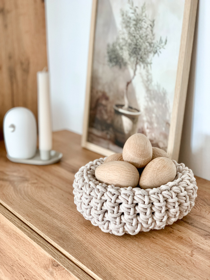 Dům se nese v duchu skandinávské estetiky doplněný boho stylem a především vkusem majitelky. Výrazným prvkem je dřevo v mnoha různých dekorech v kombinaci s bílou, béžovou a světlými tóny. K tomu pár kousků v černé barvě, které interiér krásně zvýrazní. Dekorace jsou kombinací dřeva, skla a kovu. Z materiálů převládají ty přírodní, například bavlna nebo len. 

 
