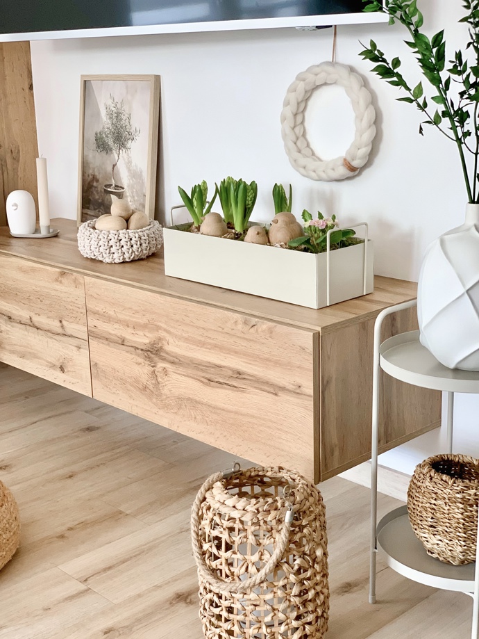 Dům se nese v duchu skandinávské estetiky doplněný boho stylem a především vkusem majitelky. Výrazným prvkem je dřevo v mnoha různých dekorech v kombinaci s bílou, béžovou a světlými tóny. K tomu pár kousků v černé barvě, které interiér krásně zvýrazní. Dekorace jsou kombinací dřeva, skla a kovu. Z materiálů převládají ty přírodní, například bavlna nebo len. 

 
