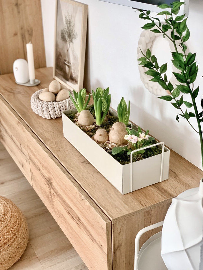 Dům se nese v duchu skandinávské estetiky doplněný boho stylem a především vkusem majitelky. Výrazným prvkem je dřevo v mnoha různých dekorech v kombinaci s bílou, béžovou a světlými tóny. K tomu pár kousků v černé barvě, které interiér krásně zvýrazní. Dekorace jsou kombinací dřeva, skla a kovu. Z materiálů převládají ty přírodní, například bavlna nebo len. 

 
