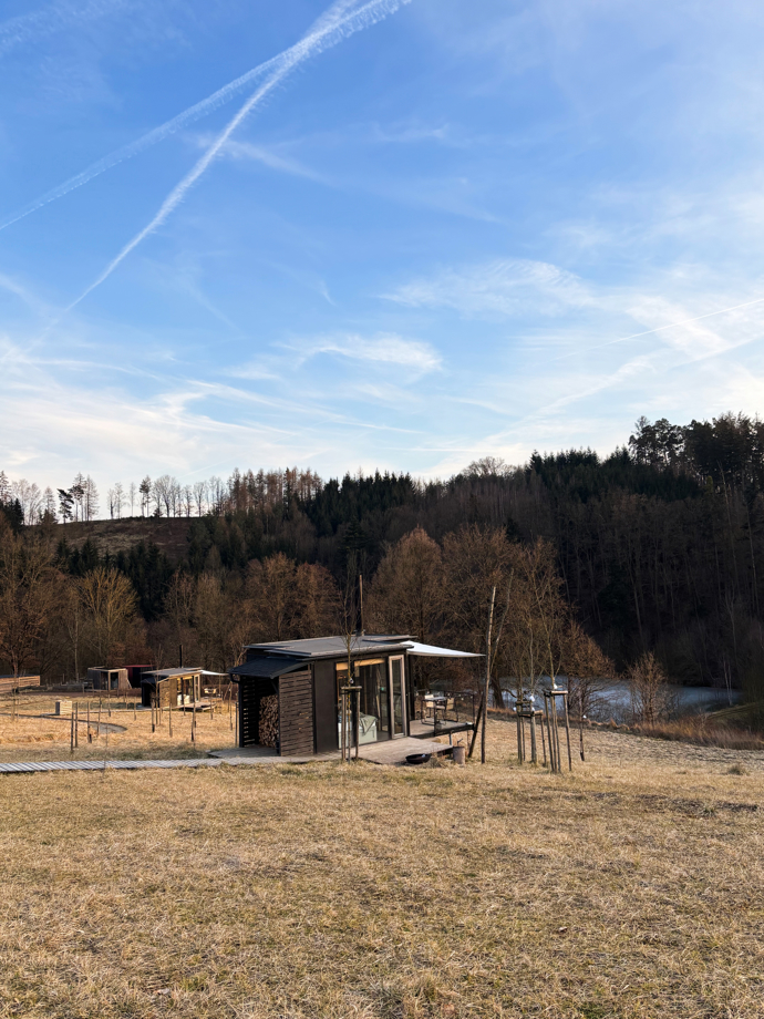 Výhled na stráň s tzv. tiny houses, které jsou součástí glampingu.
Výhled na stráň s tzv. tiny houses, které jsou součástí glampingu.