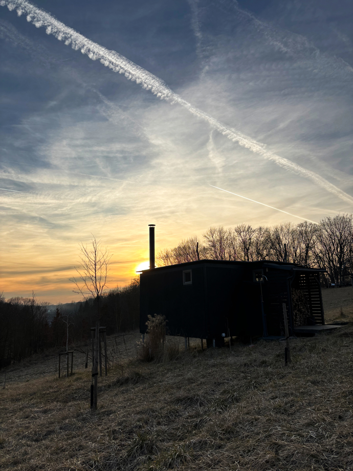 Výhled na stráň s tzv. tiny houses, které jsou součástí glampingu.
Výhled na stráň s tzv. tiny houses, které jsou součástí glampingu.
