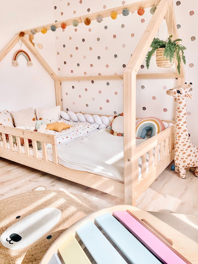 Dům se nese v duchu skandinávské estetiky doplněný boho stylem a především vkusem majitelky. Výrazným prvkem je dřevo v mnoha různých dekorech v kombinaci s bílou, béžovou a světlými tóny. K tomu pár kousků v černé barvě, které interiér krásně zvýrazní. Dekorace jsou kombinací dřeva, skla a kovu. Z materiálů převládají ty přírodní, například bavlna nebo len. 

 

