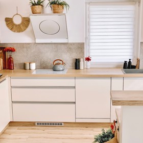 Dům se nese v duchu skandinávské estetiky doplněný boho stylem a především vkusem majitelky. Výrazným prvkem je dřevo v mnoha různých dekorech v kombinaci s bílou, béžovou a světlými tóny. K tomu pár kousků v černé barvě, které interiér krásně zvýrazní. Dekorace jsou kombinací dřeva, skla a kovu. Z materiálů převládají ty přírodní, například bavlna nebo len. 

 
