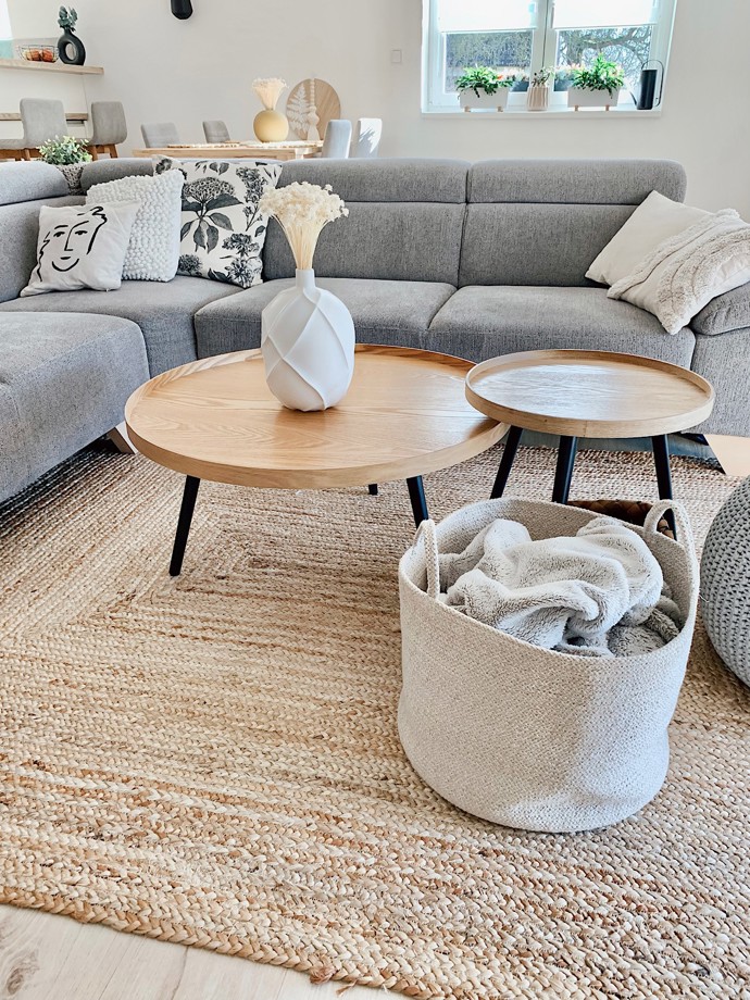 Dům se nese v duchu skandinávské estetiky doplněný boho stylem a především vkusem majitelky. Výrazným prvkem je dřevo v mnoha různých dekorech v kombinaci s bílou, béžovou a světlými tóny. K tomu pár kousků v černé barvě, které interiér krásně zvýrazní. Dekorace jsou kombinací dřeva, skla a kovu. Z materiálů převládají ty přírodní, například bavlna nebo len. 

 
