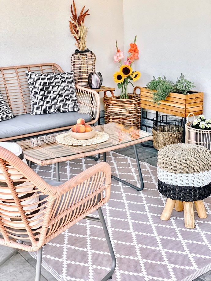 Dům se nese v duchu skandinávské estetiky doplněný boho stylem a především vkusem majitelky. Výrazným prvkem je dřevo v mnoha různých dekorech v kombinaci s bílou, béžovou a světlými tóny. K tomu pár kousků v černé barvě, které interiér krásně zvýrazní. Dekorace jsou kombinací dřeva, skla a kovu. Z materiálů převládají ty přírodní, například bavlna nebo len. 

 
