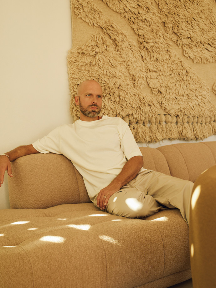 Dům Oskar vyrostl ve velkorysé užitkové zahradě, která původně náležela k sousedícímu zámku v jihočeské vesnici Kamenná Lhota. Silné genius loci umocňuje torzo barokní stodoly, staleté vzrostlé stromy a kamenná zeď, která lemuje rozlehlý pozemek ústící do malebné venkovské krajiny.
