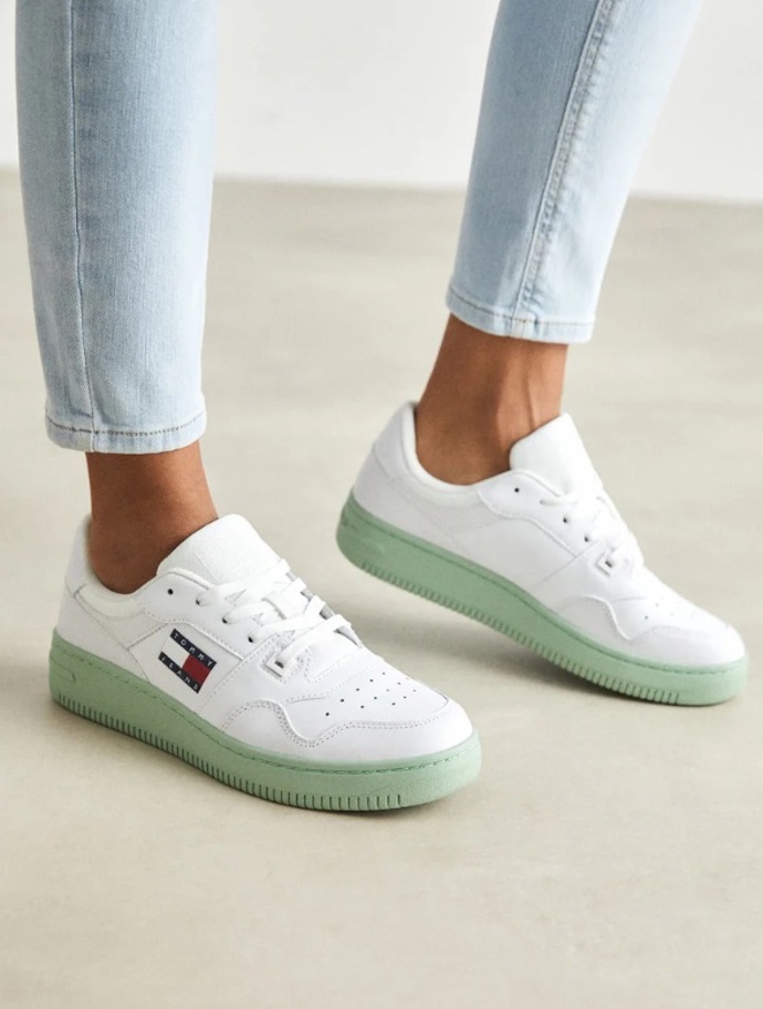 Tenisky s pastelově zelenou podrážkou, Tommy Jeans, 2 241 Kč
