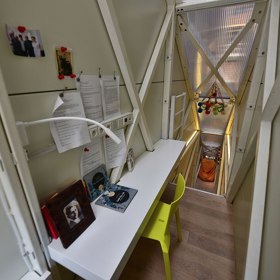 Dům, který nemá v některých částech ani metr, je právem nazýván jako „nejužší na světě.“ Přitahuje pozornost nejen pro své rozměry, ale i tím, co symbolizuje. 
