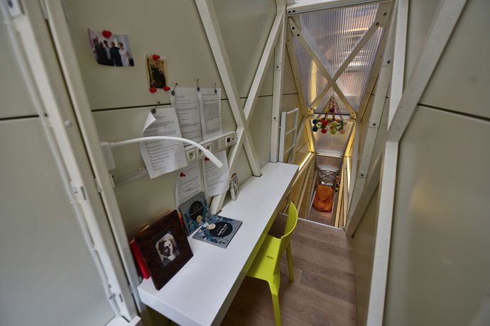 Dům, který nemá v některých částech ani metr, je právem nazýván jako „nejužší na světě.“ Přitahuje pozornost nejen pro své rozměry, ale i tím, co symbolizuje. 
