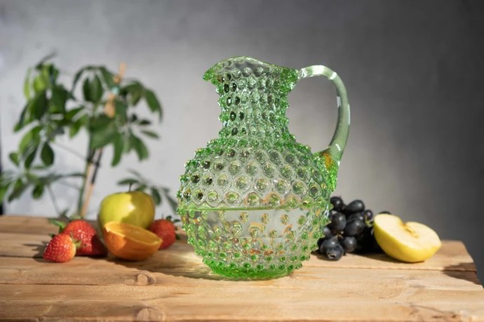 Džbán ve barvě Light Green pocházející z dílny sklářů v Kamenickém Šenově se objevil hned v několika záběrech v kuchyni slavné Bridget.
Džbán ve barvě Light Green pocházející z dílny sklářů v Kamenickém Šenově se objevil hned v několika záběrech v kuchyni slavné Bridget.