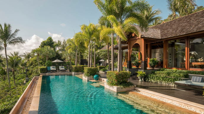 Four Seasons Resort Koh Samui nabízí luxusní ubytování se vším, co si jen člověk na dovolené může přát. A jako další natáčecí místo si jej vybrali autoři slavného seriálu The White Lotos, který momentálně běží na HBO. 
