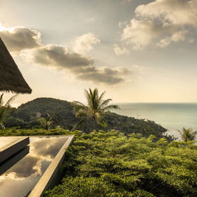 Four Seasons Resort Koh Samui nabízí luxusní ubytování se vším, co si jen člověk na dovolené může přát. A jako další natáčecí místo si jej vybrali autoři slavného seriálu The White Lotos, který momentálně běží na HBO.
Four Seasons Resort Koh Samui nabízí luxusní ubytování se vším, co si jen člověk na dovolené může přát. A jako další natáčecí místo si jej vybrali autoři slavného seriálu The White Lotos, který momentálně běží na HBO.