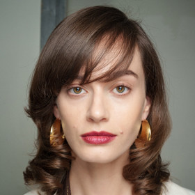 Stylová ofina curtain bangs
