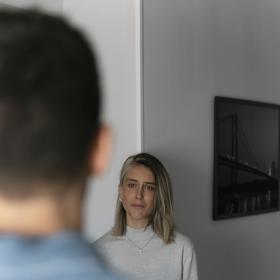Paní Klaudie si vzala svého manžela před mnoha lety. Doma jí říkali, že by si ho vzít měla, protože projevil zájem. Nijak zvlášť ho nemilovala, ale zvykla si a žili si celkem v pohodě.
