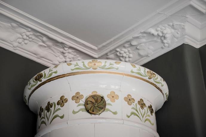 Vstupte do bytu, kde se snoubí historie s luxusem. Majitelé dali tomuto prostoru jedinečnou atmosféru, která vás pohltí od prvního kroku. Od vysokých stropů a kachlových kamen až po nádherný balkon s výhledem na město – tady se budete cítit jako v jiném světě.
Vstupte do bytu, kde se snoubí historie s luxusem. Majitelé dali tomuto prostoru jedinečnou atmosféru, která vás pohltí od prvního kroku. Od vysokých stropů a kachlových kamen až po nádherný balkon s výhledem na město – tady se budete cítit jako v jiném světě.