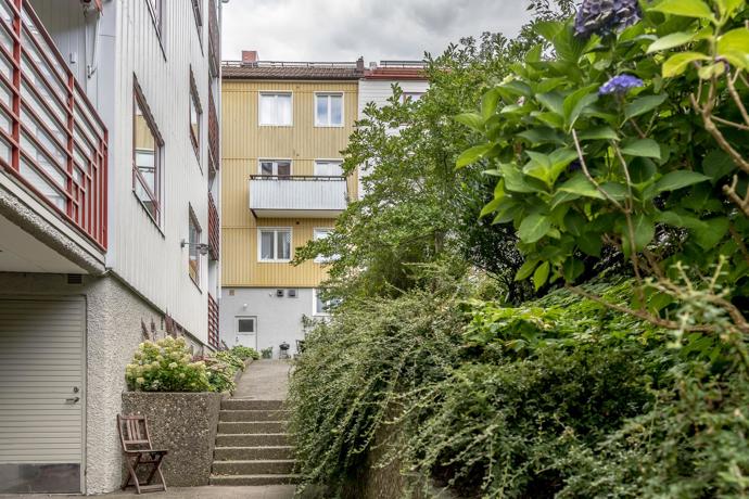 Tento byt je definicí komfortu a stylu. S rozlohou 90 m², dvěma balkony a nádherným přirozeným světlem se stává ideálním domovem. Majitelé se nebáli barev, zároveň interiér nezatížili zbytečnými kusy nábytku.
Tento byt je definicí komfortu a stylu. S rozlohou 90 m², dvěma balkony a nádherným přirozeným světlem se stává ideálním domovem. Majitelé se nebáli barev, zároveň interiér nezatížili zbytečnými kusy nábytku.