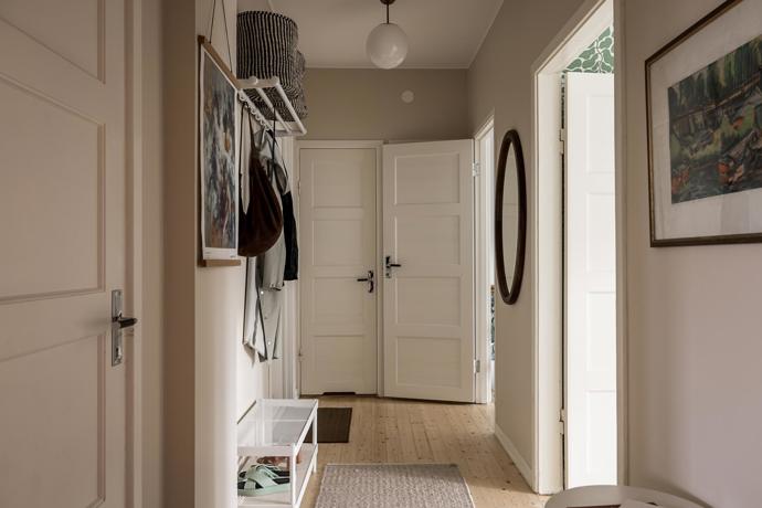 Tento byt je definicí komfortu a stylu. S rozlohou 90 m², dvěma balkony a nádherným přirozeným světlem se stává ideálním domovem. Majitelé se nebáli barev, zároveň interiér nezatížili zbytečnými kusy nábytku.
Tento byt je definicí komfortu a stylu. S rozlohou 90 m², dvěma balkony a nádherným přirozeným světlem se stává ideálním domovem. Majitelé se nebáli barev, zároveň interiér nezatížili zbytečnými kusy nábytku.