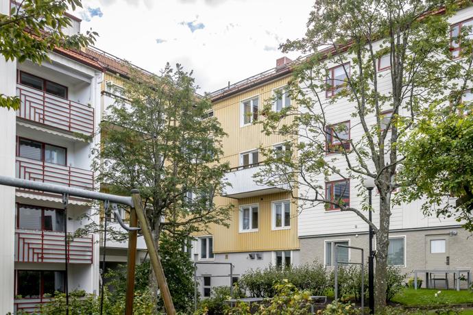 Tento byt je definicí komfortu a stylu. S rozlohou 90 m², dvěma balkony a nádherným přirozeným světlem se stává ideálním domovem. Majitelé se nebáli barev, zároveň interiér nezatížili zbytečnými kusy nábytku.
Tento byt je definicí komfortu a stylu. S rozlohou 90 m², dvěma balkony a nádherným přirozeným světlem se stává ideálním domovem. Majitelé se nebáli barev, zároveň interiér nezatížili zbytečnými kusy nábytku.