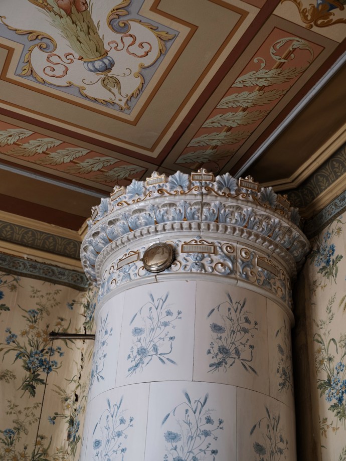 Pokud vás fascinuje historie a milujete jedinečná místa, tento zámek z roku 1799 vás uchvátí. Prošel citlivou rekonstrukcí, díky které se podařilo zachovat autentický charakter i nejmenší detaily. Vysoké stropy, nádherné parkety, původní kachlová kamna i dechberoucí výhledy do okolní krajiny tvoří harmonické spojení minulosti a současnosti.
