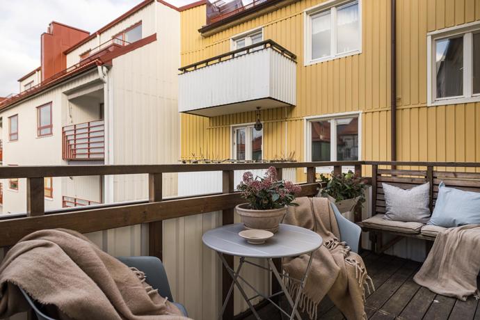 Tento byt je definicí komfortu a stylu. S rozlohou 90 m², dvěma balkony a nádherným přirozeným světlem se stává ideálním domovem. Majitelé se nebáli barev, zároveň interiér nezatížili zbytečnými kusy nábytku.
Tento byt je definicí komfortu a stylu. S rozlohou 90 m², dvěma balkony a nádherným přirozeným světlem se stává ideálním domovem. Majitelé se nebáli barev, zároveň interiér nezatížili zbytečnými kusy nábytku.