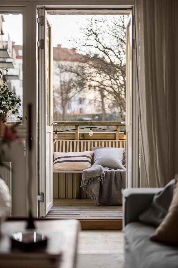 Tento byt je definicí komfortu a stylu. S rozlohou 90 m², dvěma balkony a nádherným přirozeným světlem se stává ideálním domovem. Majitelé se nebáli barev, zároveň interiér nezatížili zbytečnými kusy nábytku.
Tento byt je definicí komfortu a stylu. S rozlohou 90 m², dvěma balkony a nádherným přirozeným světlem se stává ideálním domovem. Majitelé se nebáli barev, zároveň interiér nezatížili zbytečnými kusy nábytku.