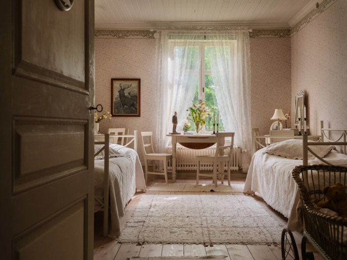 Pokud vás fascinuje historie a milujete jedinečná místa, tento zámek z roku 1799 vás uchvátí. Prošel citlivou rekonstrukcí, díky které se podařilo zachovat autentický charakter i nejmenší detaily. Vysoké stropy, nádherné parkety, původní kachlová kamna i dechberoucí výhledy do okolní krajiny tvoří harmonické spojení minulosti a současnosti.
