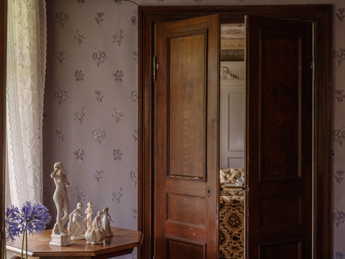 Pokud vás fascinuje historie a milujete jedinečná místa, tento zámek z roku 1799 vás uchvátí. Prošel citlivou rekonstrukcí, díky které se podařilo zachovat autentický charakter i nejmenší detaily. Vysoké stropy, nádherné parkety, původní kachlová kamna i dechberoucí výhledy do okolní krajiny tvoří harmonické spojení minulosti a současnosti.
