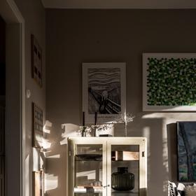 Tento byt je definicí komfortu a stylu. S rozlohou 90 m², dvěma balkony a nádherným přirozeným světlem se stává ideálním domovem. Majitelé se nebáli barev, zároveň interiér nezatížili zbytečnými kusy nábytku. 
