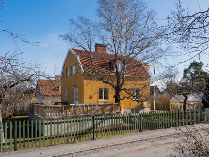 Když si představíte skleník, asi vás napadne vůně rajčat a čerstvých bylinek. Tato rodina se ale rozhodla jinak – jejich skleník se proměnil v útulný koutek k posezení, kde si užívají klid zahrady bez ohledu na roční období.
