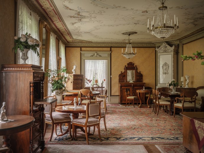Pokud vás fascinuje historie a milujete jedinečná místa, tento zámek z roku 1799 vás uchvátí. Prošel citlivou rekonstrukcí, díky které se podařilo zachovat autentický charakter i nejmenší detaily. Vysoké stropy, nádherné parkety, původní kachlová kamna i dechberoucí výhledy do okolní krajiny tvoří harmonické spojení minulosti a současnosti.
