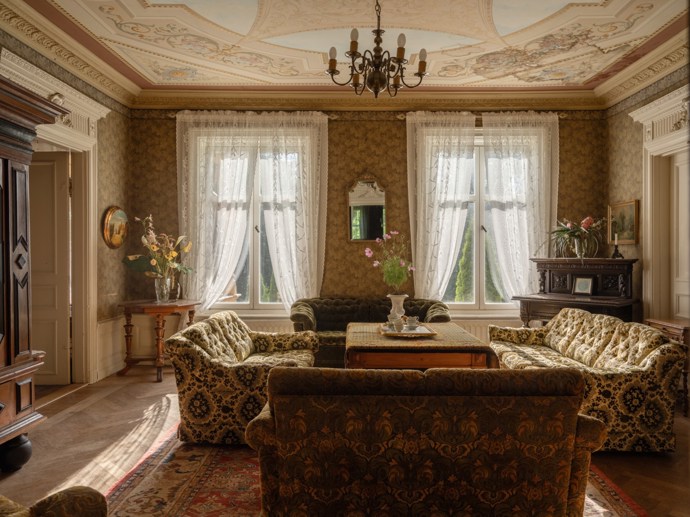 Pokud vás fascinuje historie a milujete jedinečná místa, tento zámek z roku 1799 vás uchvátí. Prošel citlivou rekonstrukcí, díky které se podařilo zachovat autentický charakter i nejmenší detaily. Vysoké stropy, nádherné parkety, původní kachlová kamna i dechberoucí výhledy do okolní krajiny tvoří harmonické spojení minulosti a současnosti.
