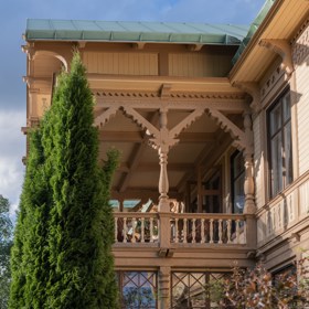 Pokud vás fascinuje historie a milujete jedinečná místa, tento zámek z roku 1799 vás uchvátí. Prošel citlivou rekonstrukcí, díky které se podařilo zachovat autentický charakter i nejmenší detaily. Vysoké stropy, nádherné parkety, původní kachlová kamna i dechberoucí výhledy do okolní krajiny tvoří harmonické spojení minulosti a současnosti.
