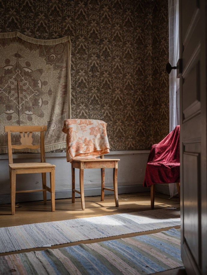 Pokud vás fascinuje historie a milujete jedinečná místa, tento zámek z roku 1799 vás uchvátí. Prošel citlivou rekonstrukcí, díky které se podařilo zachovat autentický charakter i nejmenší detaily. Vysoké stropy, nádherné parkety, původní kachlová kamna i dechberoucí výhledy do okolní krajiny tvoří harmonické spojení minulosti a současnosti.
