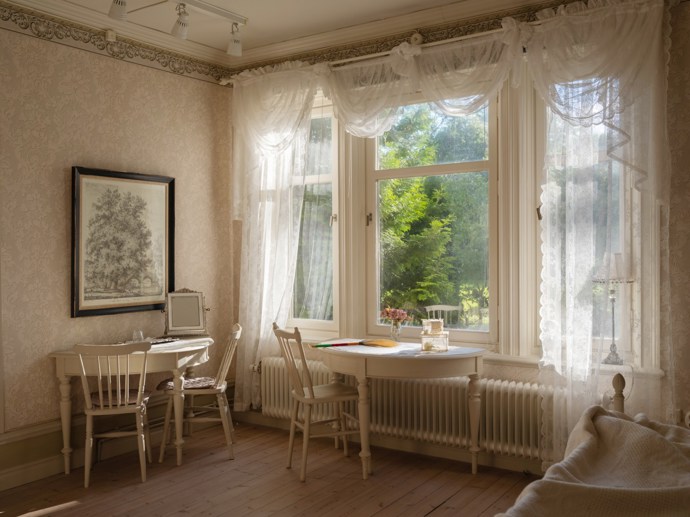 Pokud vás fascinuje historie a milujete jedinečná místa, tento zámek z roku 1799 vás uchvátí. Prošel citlivou rekonstrukcí, díky které se podařilo zachovat autentický charakter i nejmenší detaily. Vysoké stropy, nádherné parkety, původní kachlová kamna i dechberoucí výhledy do okolní krajiny tvoří harmonické spojení minulosti a současnosti.
