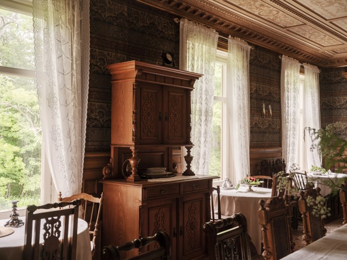 Pokud vás fascinuje historie a milujete jedinečná místa, tento zámek z roku 1799 vás uchvátí. Prošel citlivou rekonstrukcí, díky které se podařilo zachovat autentický charakter i nejmenší detaily. Vysoké stropy, nádherné parkety, původní kachlová kamna i dechberoucí výhledy do okolní krajiny tvoří harmonické spojení minulosti a současnosti.
