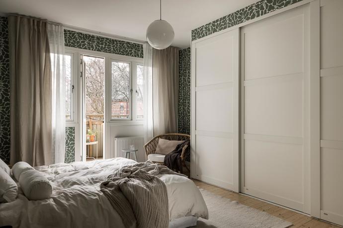 Tento byt je definicí komfortu a stylu. S rozlohou 90 m², dvěma balkony a nádherným přirozeným světlem se stává ideálním domovem. Majitelé se nebáli barev, zároveň interiér nezatížili zbytečnými kusy nábytku.
Tento byt je definicí komfortu a stylu. S rozlohou 90 m², dvěma balkony a nádherným přirozeným světlem se stává ideálním domovem. Majitelé se nebáli barev, zároveň interiér nezatížili zbytečnými kusy nábytku.