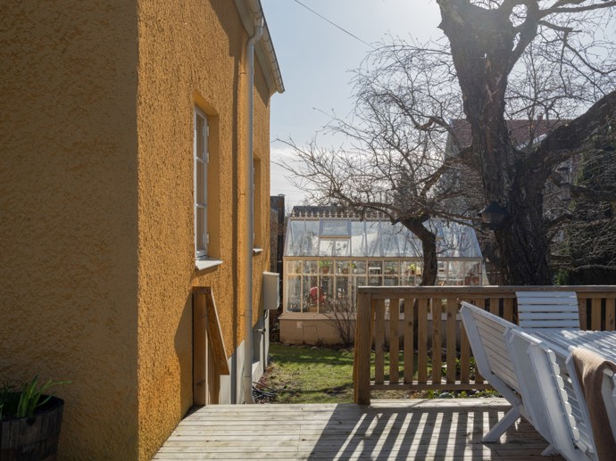 Když si představíte skleník, asi vás napadne vůně rajčat a čerstvých bylinek. Tato rodina se ale rozhodla jinak – jejich skleník se proměnil v útulný koutek k posezení, kde si užívají klid zahrady bez ohledu na roční období.
