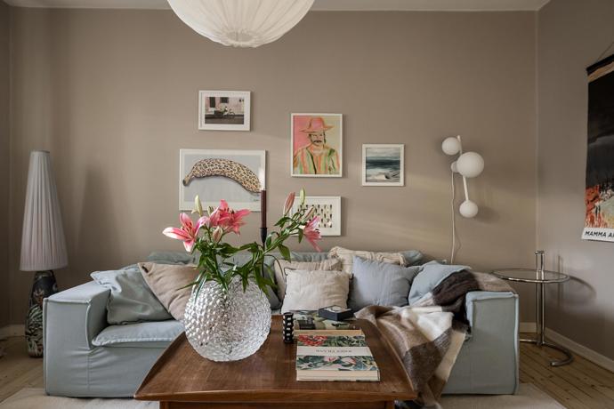 Tento byt je definicí komfortu a stylu. S rozlohou 90 m², dvěma balkony a nádherným přirozeným světlem se stává ideálním domovem. Majitelé se nebáli barev, zároveň interiér nezatížili zbytečnými kusy nábytku.
Tento byt je definicí komfortu a stylu. S rozlohou 90 m², dvěma balkony a nádherným přirozeným světlem se stává ideálním domovem. Majitelé se nebáli barev, zároveň interiér nezatížili zbytečnými kusy nábytku.