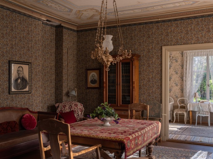 Pokud vás fascinuje historie a milujete jedinečná místa, tento zámek z roku 1799 vás uchvátí. Prošel citlivou rekonstrukcí, díky které se podařilo zachovat autentický charakter i nejmenší detaily. Vysoké stropy, nádherné parkety, původní kachlová kamna i dechberoucí výhledy do okolní krajiny tvoří harmonické spojení minulosti a současnosti.
