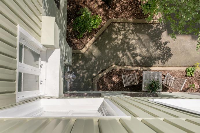 Když se snoubí historické prvky s moderním komfortem, vznikne domov, ze kterého nebudete chtít odejít. Tento byt okouzlí každého milovníka klasické architektury i promyšleného interiérového designu. Projděte se s námi místnostmi, kterým dominuje kvalitní dřevo, noblesní štuky a původní kachlová kamna.
Když se snoubí historické prvky s moderním komfortem, vznikne domov, ze kterého nebudete chtít odejít. Tento byt okouzlí každého milovníka klasické architektury i promyšleného interiérového designu. Projděte se s námi místnostmi, kterým dominuje kvalitní dřevo, noblesní štuky a původní kachlová kamna.